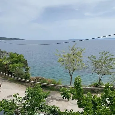 By The Sea Apartment Neos Marmaras